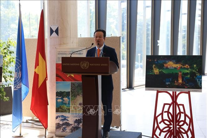 Ambassador Mai Phan Dung delivers opening remarks at the photo exhibition (Photo: VNA)