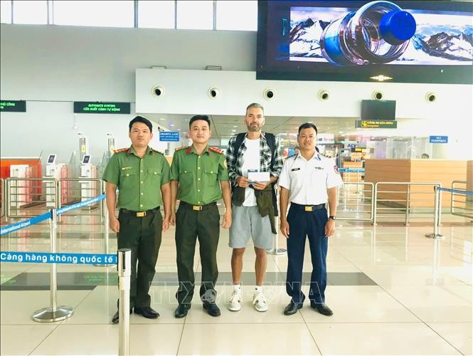 An officer from An Giang’s immigration management department in coordination with Coast Guard Region 4, assisted Oleksandr Kyselytsia in completing exit procedures at Phu Quoc International Airport. (Photo: VNA)