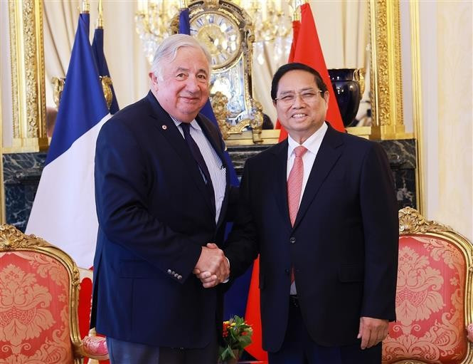 Prime Minister Pham Minh Chinh (R) meets with French Senate President Gérard Larcher in Paris on June 10. (Photo: VNA)