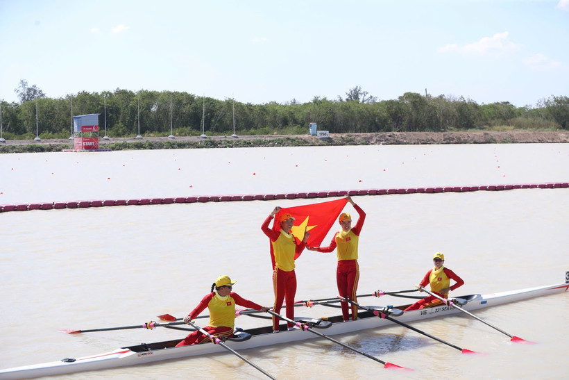 Bui Thi Thu Hien, Nguyen Giang, Dinh Thi Hao, and Pham Thi Hue celebrate after winning gold in the women’s quadruple sculls final at the 33rd SEA Games. ( Photo: VNA)