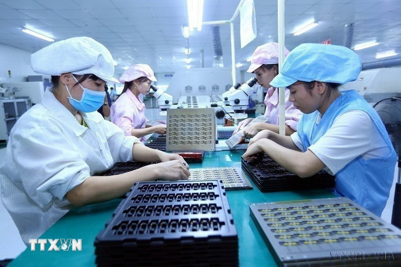 Workers in an electronic component assembly line of the factory of the Bao Sen Co. Ltd in Bac Ninh province. (Photo: VNA)
