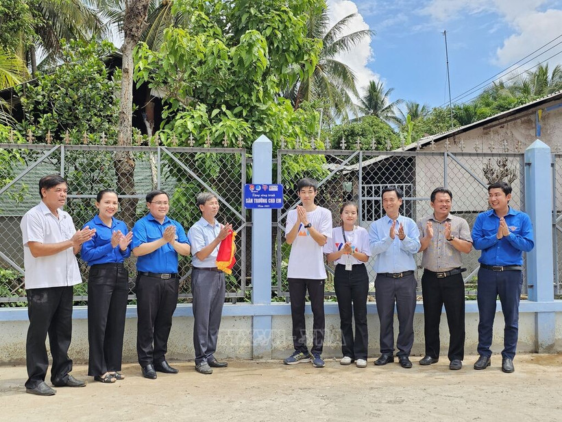 Singaporean students build a playground to support children in Ben Tre (Photo: VNA) 