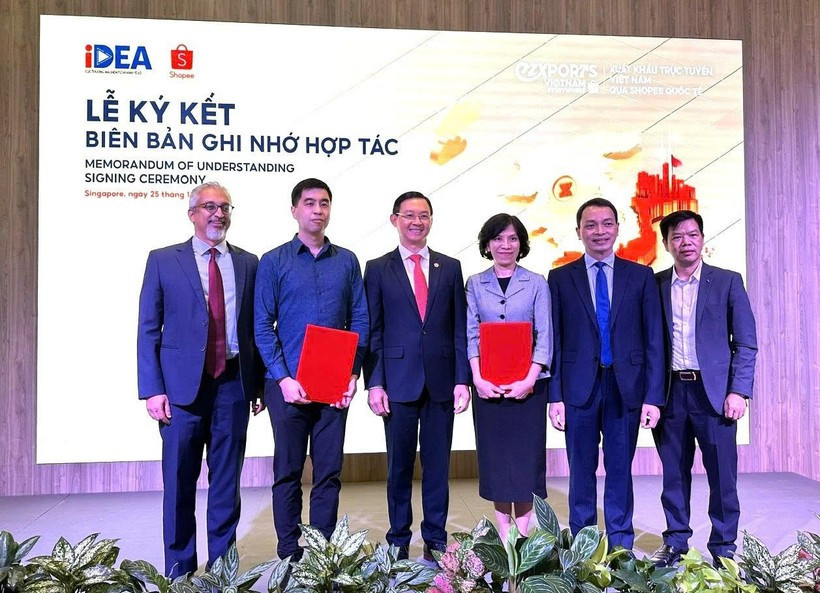 The signing ceremony for an MoU between the Vietnam E-commerce and Digital Economy Agency and the Shopee Co., Ltd on November 25 (Photo: MoIT) 