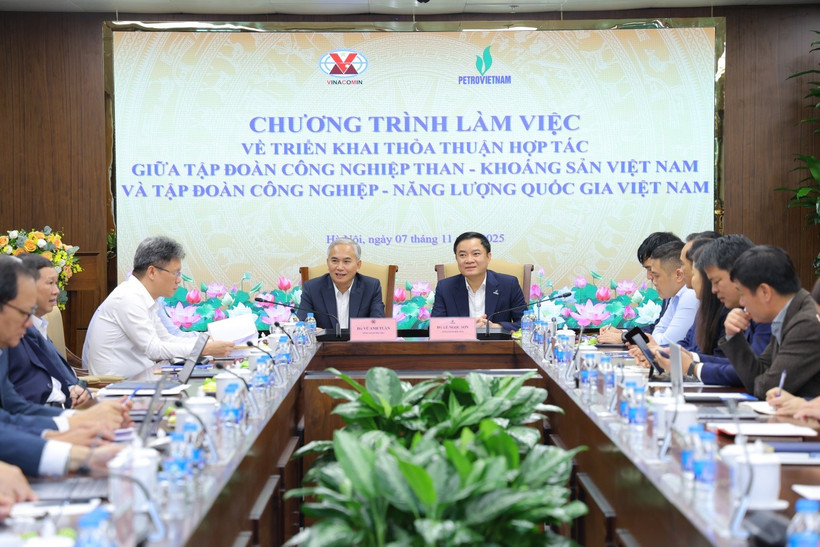 Petrovietnam General Director Le Ngoc Son and Vinacomin General Director Vu Anh Tuan co-chair the working session in Hanoi to review progress and accelerate the implementation of their comprehensive cooperation agreement signed earlier this year. (Photo: petrovietnam.petrotimes.vn) 