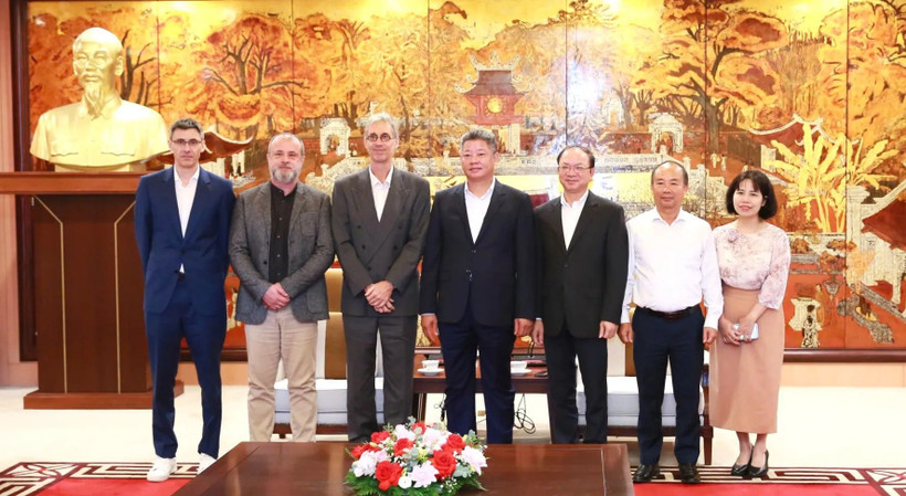 Vice Chairman of the Hanoi People’s Committee Nguyen Manh Quyen receives Sylvain Ouillon, Chief Representative of the French National Research Institute for Sustainable Development (IRD) in Vietnam (Photo: Hanoi Moi)