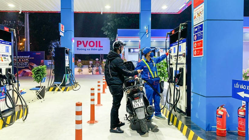 Petrol prices fall sharply from 3pm on April 10 (Photo: VNA)