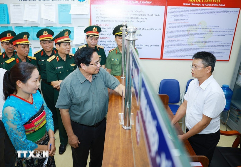 PM Pham Minh Chinh inspects the settlement of administrative procedures in border Bat Mot commune in central Thanh Hoa province. (Photo: VNA) 