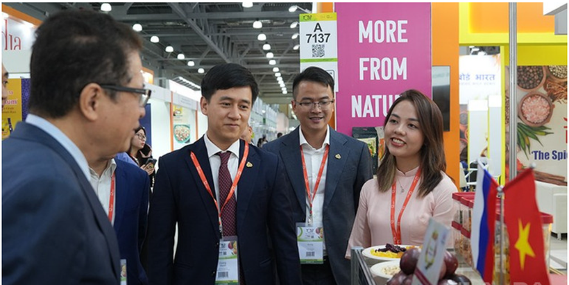 Vietnamese Ambasador to Russia Dang Minh Khoi (first, left) visits a Vietnamese booth at the 34th WorldFood Moscow. (Photo: VNA)