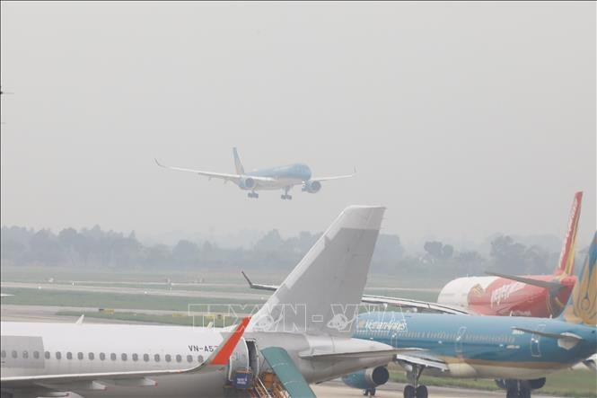 Sixty-five flights have been cancelled or rerouted on August 25 due to Typhoon Kajiki. (Photo: VNA)