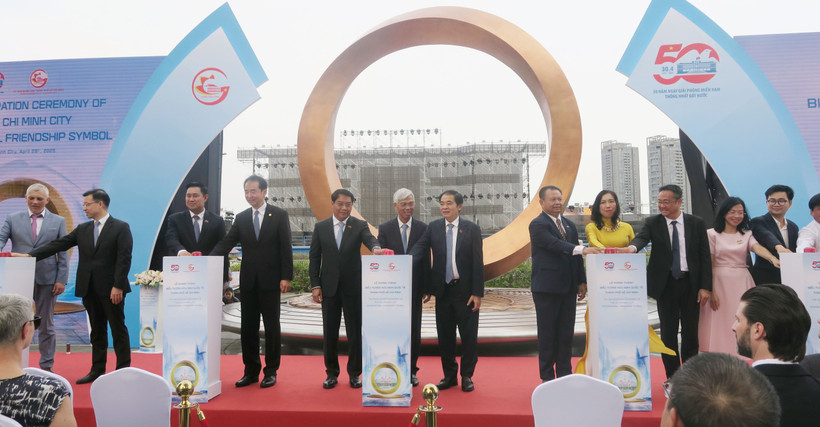 Delegates at the inauguration of the International Friendship Symbol at Bach Dang Wharf Park in HCM City. (Photo: VNA)
