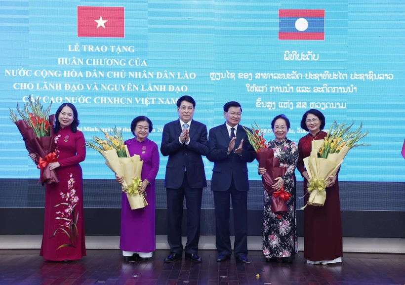 President Luong Cuong and Lao Party General Secretary and President Thongloun Sisoulith congratulate Vice President Vo Thi Anh Xuan and former Vice Presidents Truong My Hoa, Nguyen Thi Doan, and Dang Thi Ngoc Thinh. (Photo: VNA)