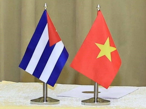 The flags of Vietnam and Cuba (Photo: VNA)