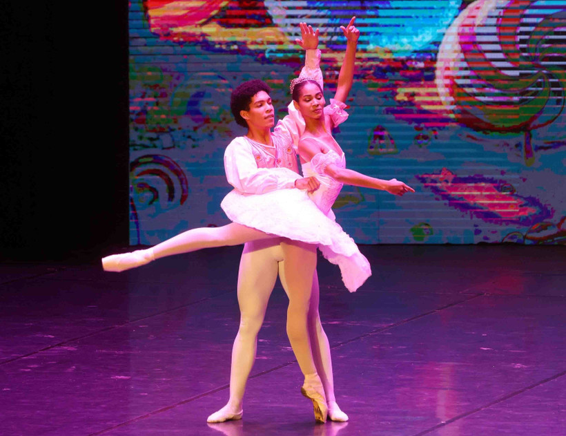 A ballet performance at Ho Guom Theatre on June 26 (Photo: VNA) 
