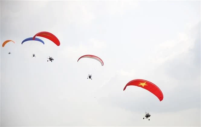 The first Ho Chi Minh City Open Paragliding Tournament kicks off on February 15 in An Giang province. (Photo: VNA)