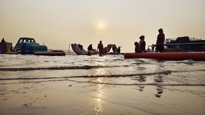 The stock market slump fuelled by US President Donald Trump's tariffs could hamper Thailand's domestic tourism sentiment during the Songkran festival. (Photo: bangkokpost.com) 
