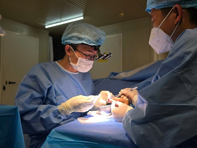 Vietnamese surgeons working on the injured finger. (Photo courtesy of FHL 2.6.) 