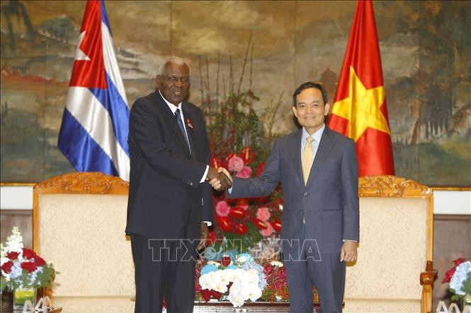 Secretary of the municipal Party Committee Tran Luu Quang and President of the National Assembly of People's Power and President of the Council of State of Cuba Esteban Lazo Hernandez (Photo: VNA)