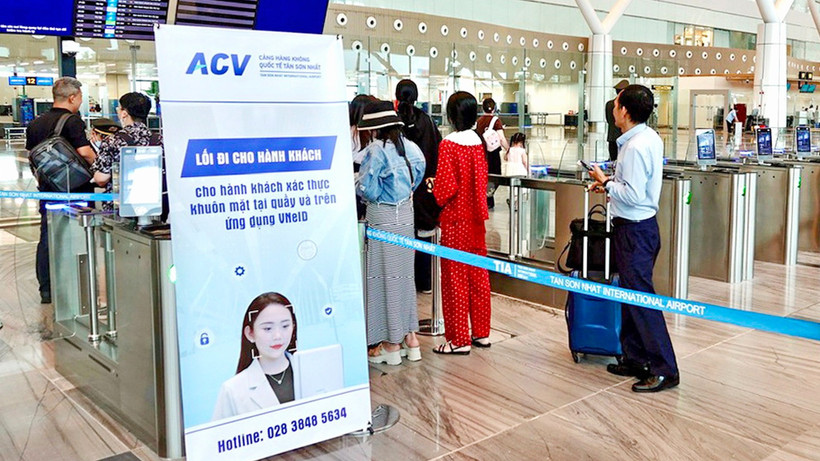 Passengers use a facial recognition check-in system at Terminal 3 of Tan Son Nhat International Airport in Ho Chi Minh City on September 16. (Photo: tuoitre.vn)