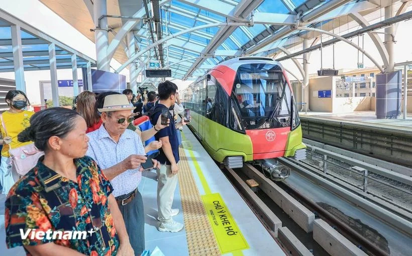 Commuters are waiting for train on Nhon- Ha Noi metro line (Photo: VietnamPlus)