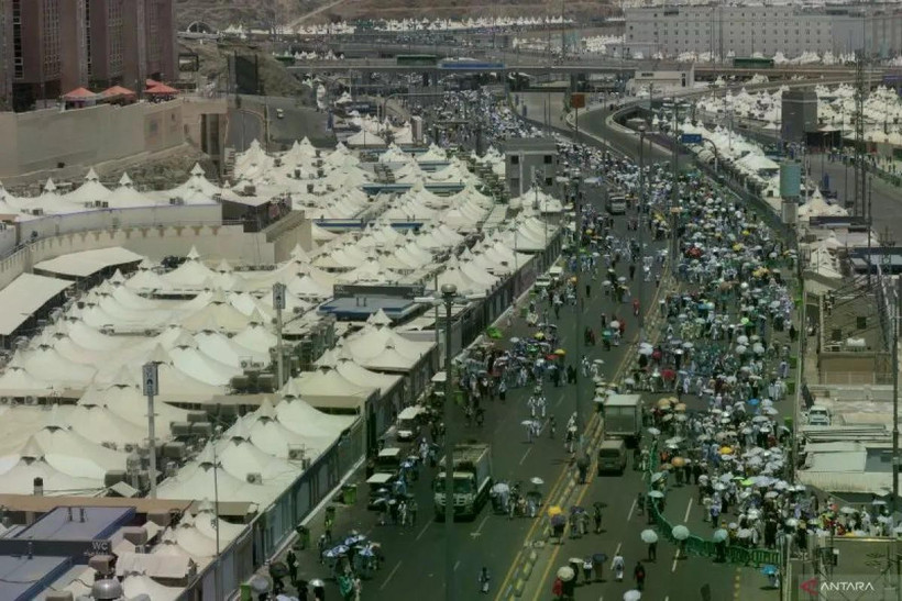 Hajj pilgrims walk in Mina, Makkah, Saudi Arabia, Monday (17/6/2024). (Photo: ANTARA)