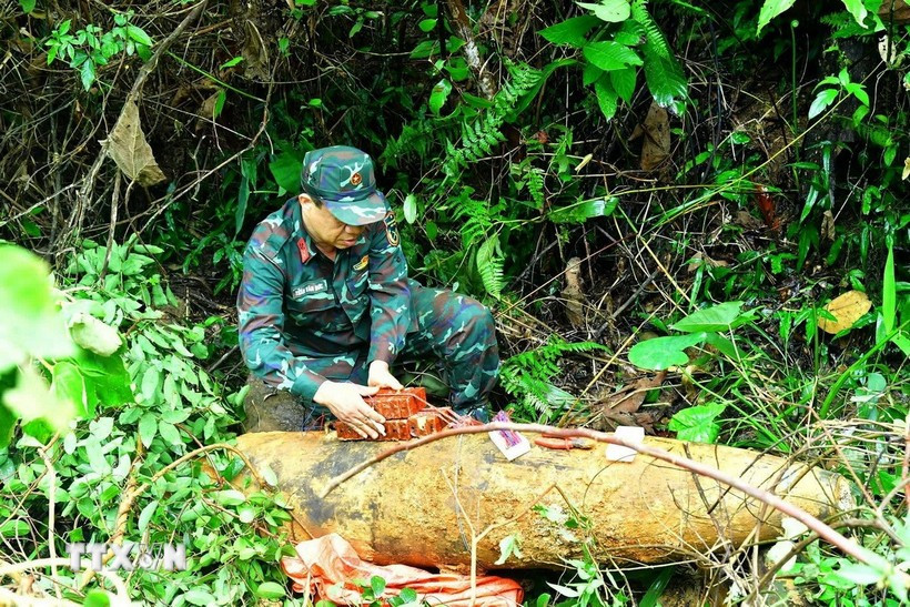 A 350kg wartime bomb safely neutralised in Nghe An province. (Photo: VNA)