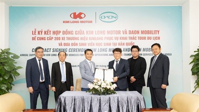 Local carmaker Kim Long Motor company and Korean Daon Mobility ink an agreement on exporting the local brand bus into the Korean market. Photo courtesy of Kim Long Motor ( 