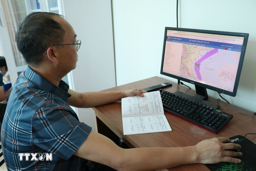 Inspecting fishing vessel data on the vessel monitoring system. (Photo: VNA) 