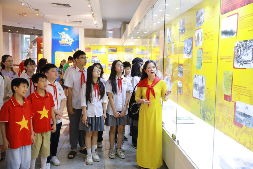 Students visit the exhibition (Photo: VNA)