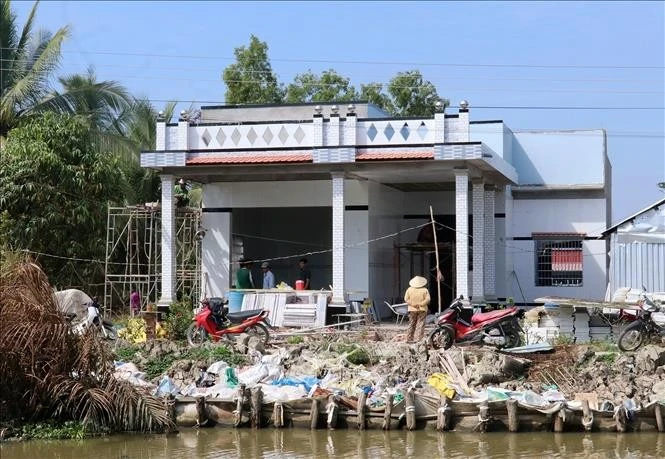 A new house is under construction in Minh Cuong A hamlet of Minh Thuan commune, U Minh Thuong district, Kien Giang province. (Photo: VNA)