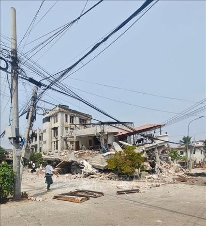 A building destroyed after the earthquake in Mandalay, Myanmar, on March 28, 2025. (Photo: Xinhua/VNA)