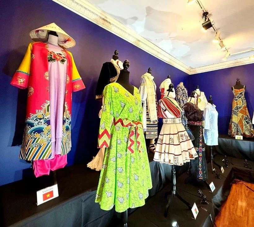 The ao dai Nhat Binh, a type of court dress from the Nguyen Dynasty (1802-1945), part of a special collection by designer Cao Minh Tien, at an exhibition in Washington, D.C. (Photo: VNA)