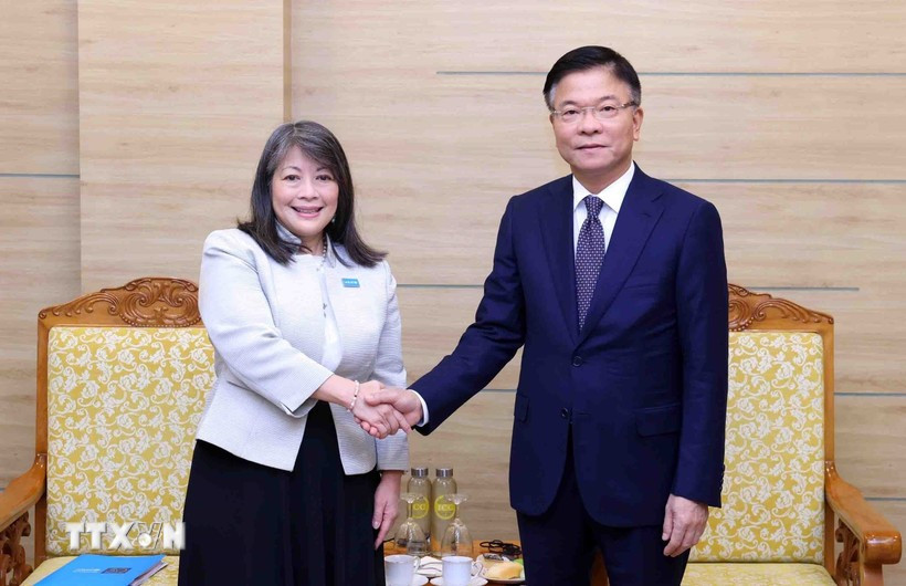 Deputy Prime Minister Le Thanh Long receives June Kunugi, UNICEF Regional Director for East Asia and the Pacific, in Hanoi on November 26. (Photo: VNA)