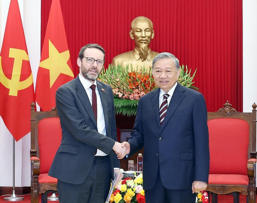General Secretary of the Communist Party of Vietnam To Lam and British Ambassador to Vietnam Iain Frew (Photo: VNA)