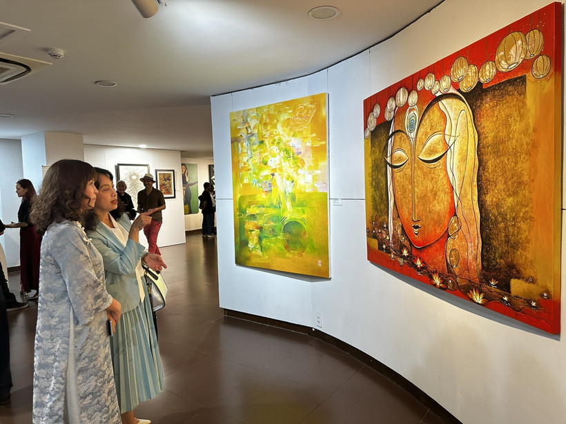 Visitors at the exhibition (Photo: VNA) 