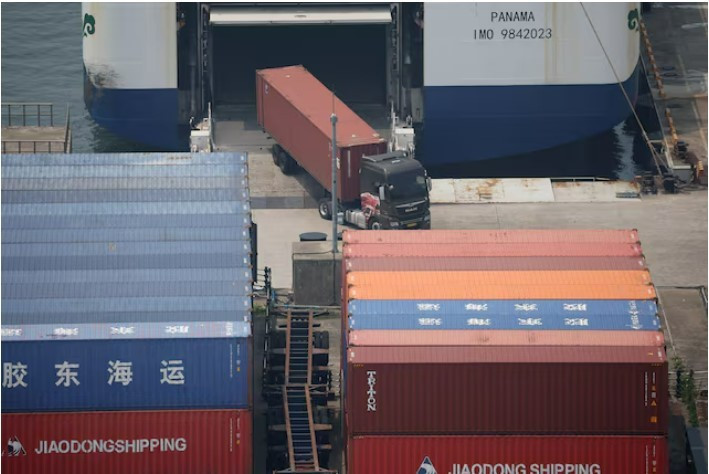 A truck unloads a shipping container at Pyeongtaek port in Pyeongtaek, RoK, July 8, 2025. (Photo: REUTERS)