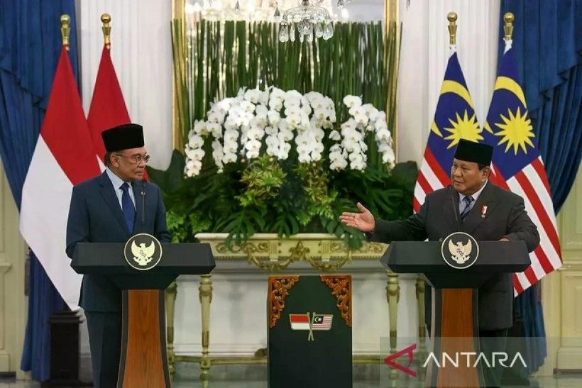 Indonesian President Prabowo Subianto (right) and Malaysian Prime Minister Anwar Ibrahim speak at a press conference after a bilateral meeting at the Merdeka Palace in Jakarta on June 27, 2025. (Photo: ANTARA) 
