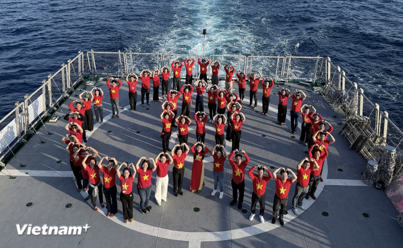 Overseas Vietnamese joining the “Great Solidarity Ship” journey stand in a heart shape in the midst of the sea. (Photo: VietnamPlus)