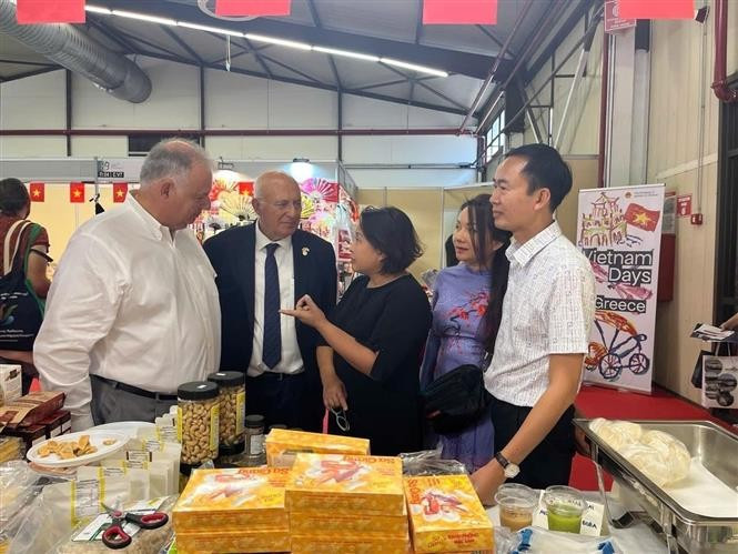 Connecting Vietnamese enterprises with Greek partners at the fair. (Photo: Vietnamese Embassy in Greek)