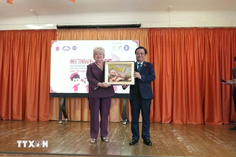 Vietnamese National Assembly Vice Chairman Le Minh Hoan (R) presents a gift to High School No. 488, St. Peterburg, Russia (Photo: VNA)