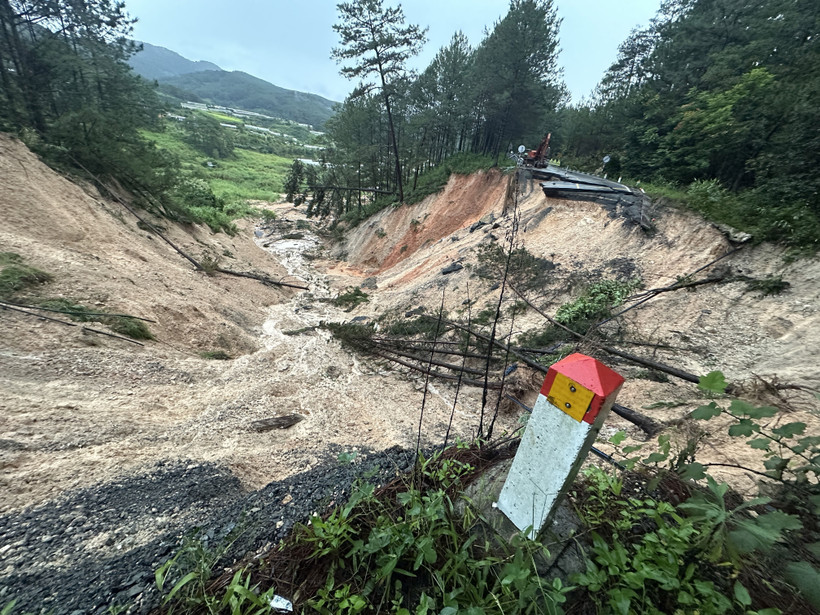 Severe landslides cut off Mimosa pass, Lam Dong declares emergency (Photo: VNA)