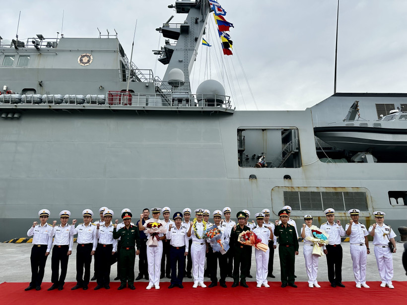 At the welcome ceremony for RoK navy training ship officers and sailors visiting Da Nang. (Photo: VNA)