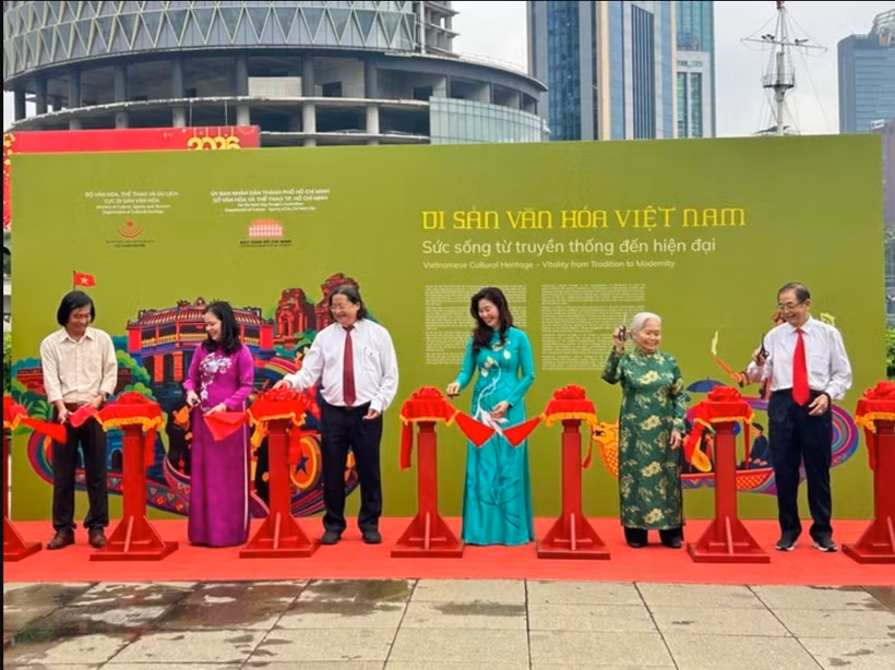 Delegates at the opening of the exhibition (Photo: VNA)