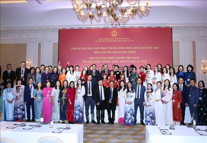 Party chief To Lam meets the Vietnamese community in UK (Photo: VNA)