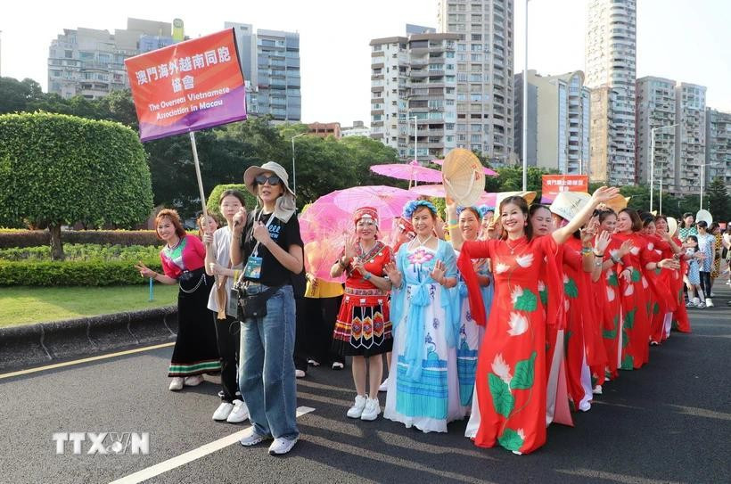 Vietnamese artists in the parade. (Photo: VNA)