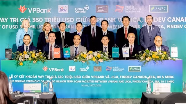 Representatives from embassies, VPBank, SMBC and international financial institutions at the signing ceremony. (Photo courtesy of VPBank) 