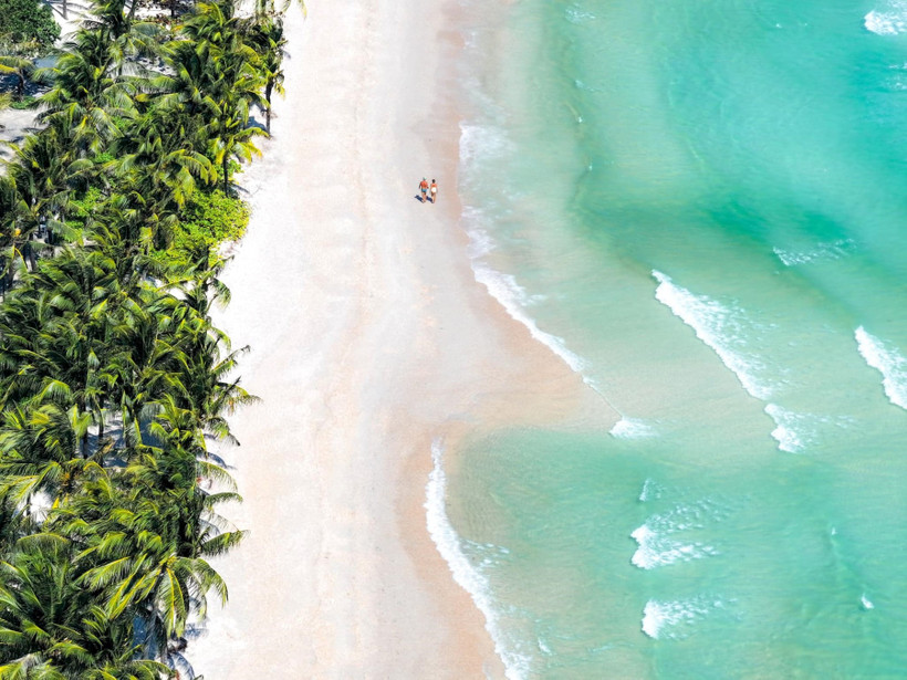 The smooth, velvety white sand of Kem Beach vividly illustrates Pantone’s “Cloud Dancer” shade for 2026 (Photo: Fabl Belek) 