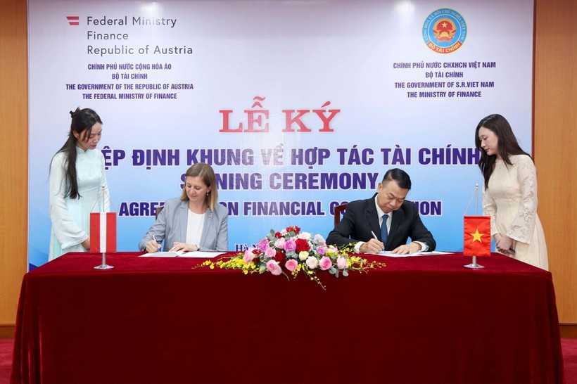 The newly inked deal includes 100 million EUR in conditional credit and an additional 50 million EUR in unconditioned funds. (Photo: VietnamPlus)