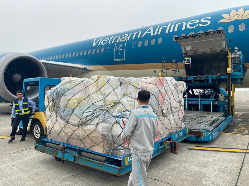 Vietnam Airlines delivers emergency aid to Myanmar. (Photo: VNA) 