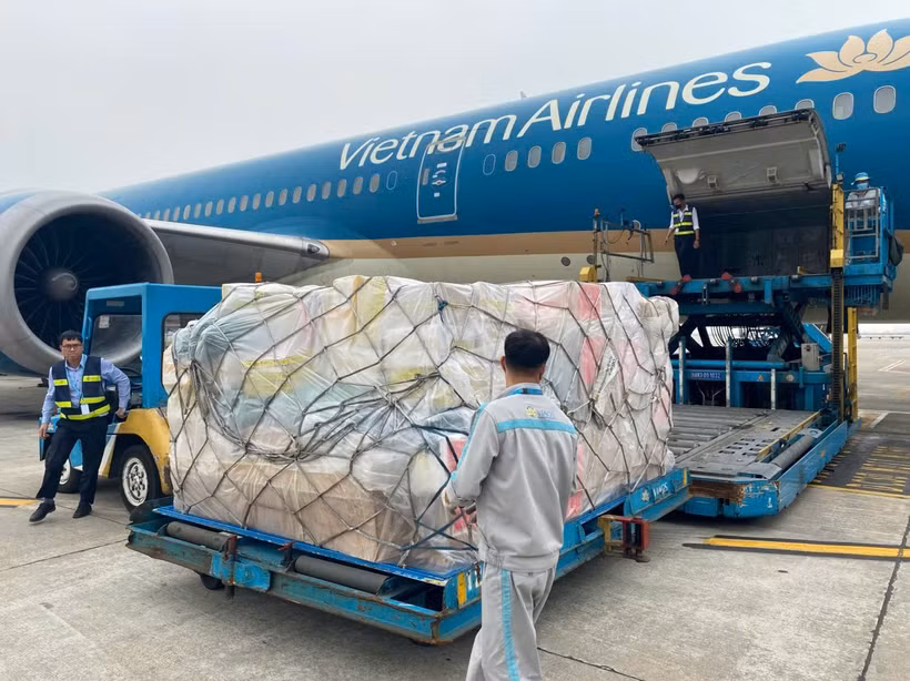 Vietnam Airlines delivers emergency aid to Myanmar. (Photo: VNA) 