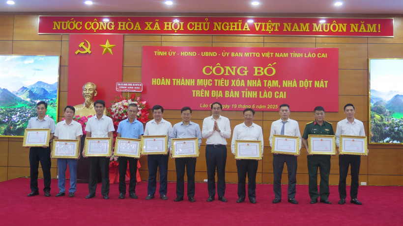 The collectives with oustanding achievements in the substandard housing eradication programme are granted certificates of merit by the Lao Cai provincial People's Committee at the ceremony on June 19. (Photo: VNA)